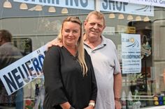 Ines und Wolfgang Reshöft vor dem neuen Camping-Shop.