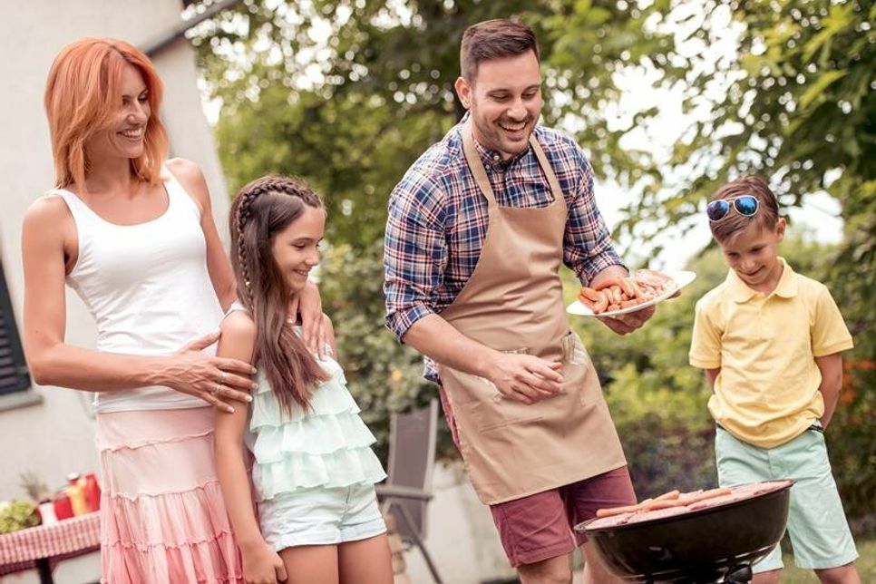 Gemeinsames Grillen ist für die ganze Familie ein köstliches Vergnügen - vor allem, wenn die Kleinen mithelfen dürfen. Foto: djd/naturdarm.de/ivanko80 - stock.adobe.com