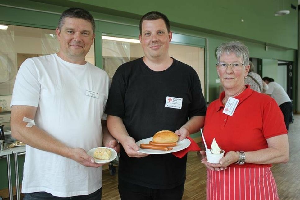 Till Quint, André Baldweg und Helferin Ingrid Burkhard zeigen, was das DRK Neustadt an kulinarischen Genüssen alles zu bieten hat.