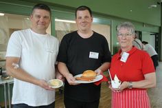 Till Quint, André Baldweg und Helferin Ingrid Burkhard zeigen, was das DRK Neustadt an kulinarischen Genüssen alles zu bieten hat.