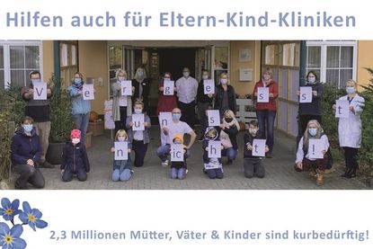 Mütter/Väter, Kinder und Mitarbeiter der Mutter/Vater und Kind-Klinik Ostseedeich machen auf das Schicksal aller Eltern-Kind-Kliniken aufmerksam: „Vergesst uns nicht - es ist fünf vor 12!“. Sollte keine weitere Corona-Finanzhilfe gewährt werden, ist der Fortbestand dieser systemrelevanten Kliniken gefährdet.