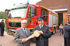 Symbolische Schlüsselübergabe von Bürgermeister Hans-Alfred Plötner (lks.) an Ortswehrführer Tim Hamann.