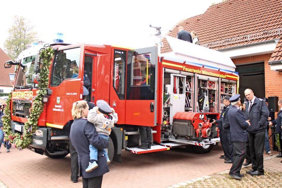 Das neue Fahrzeug mit modernster Technik konnte besichtigt werden.