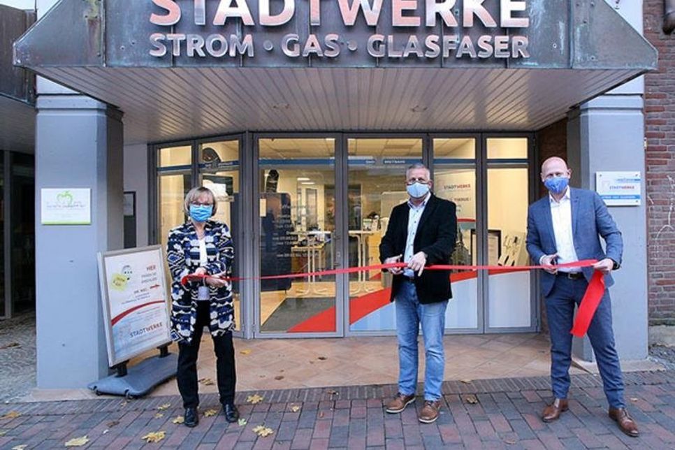 Mit Abstand, Maske und Schere vollzogen die Geschäftsführer Vera Litzka und Marc Mißling gemeinsam mit Bürgermeister und Mitgeschäftsführer Jörg Saba (Mitte) die offizielle Eröffnung der neuen Geschäftsstelle der Stadtwerke Oldenburg in Holstein.