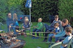Zur Stärkung vor der 1,5 Kilometer langen Wanderung um den Kleinen Warder: Gemeinsames Stockbrotbacken am Lagerfeuer.