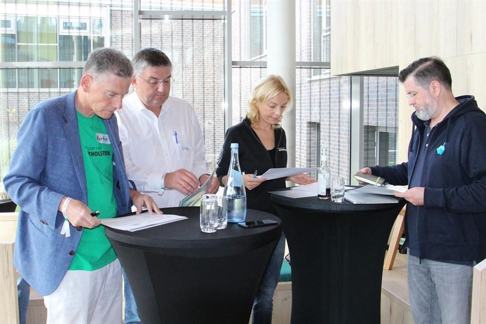 Bildeten die hochkarätige Jury und hatten die Qual der Wahl: Martin Weyand (Bundesverband der Energie- und Wasserwirtschaft e.V.), Umweltexperte Dr. Jörg Oldenburg, ZVO-Vorstandsvorsteherin Gesine Strohmeyer und Stefan Möhler (Netzvitamine).