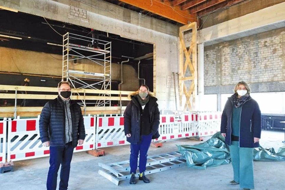 Das Foto zeigt den Architekten Jürgen Ruoff, den Schulleiter André Bigott und die Unterzeichnerin bei einer Begehung der Aula des Freiherr-vom-Stein-Gymnasiums.