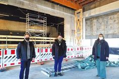 Das Foto zeigt den Architekten Jürgen Ruoff, den Schulleiter André Bigott und die Unterzeichnerin bei einer Begehung der Aula des Freiherr-vom-Stein-Gymnasiums.