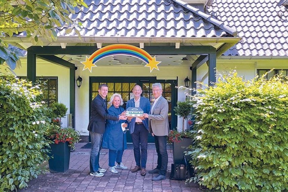 Gemeinsam mit Christine Gebauer (Gebauer Promotion Timmendorfer Strand) übergaben Peter und Marcus Loose an Peter Gent, Geschäftsführer und Vorstand der Stiftung „Kinder-Hospiz Sternenbrücke“, die Geldspende in Höhe von 3.000 Euro.