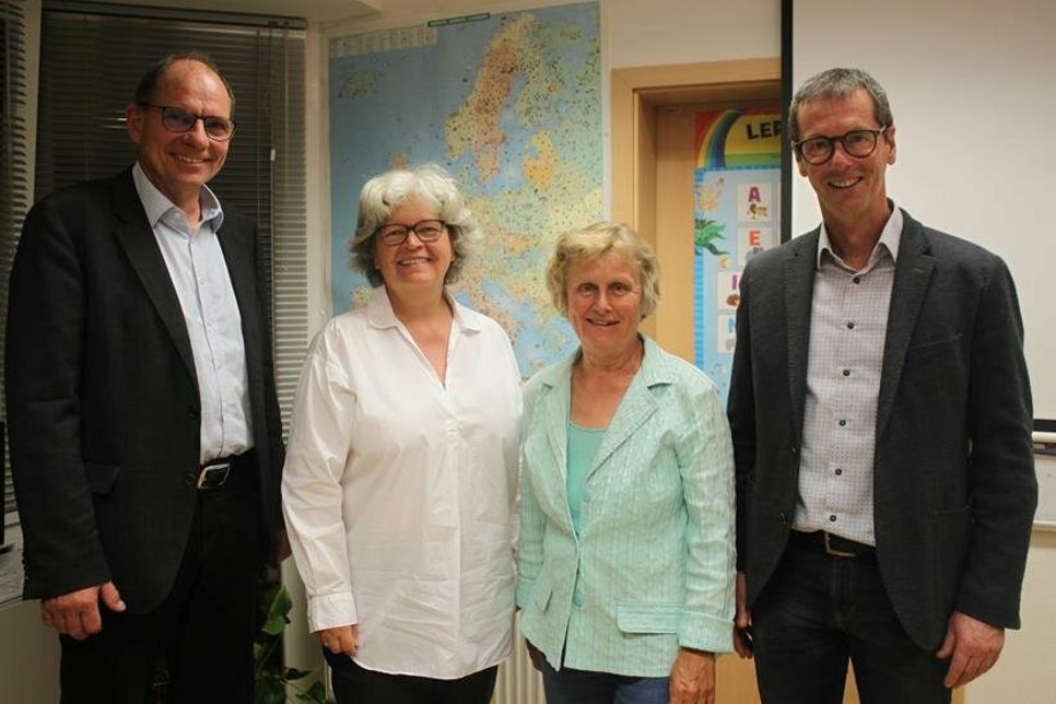 Die Geschäftsführer Martin Liegmann (lks.) und Henning Reimann mit der 1. Vorsitzenden Mechtild Piechulla (2. v. re.) und Schriftführerin Gisela Bähnk.