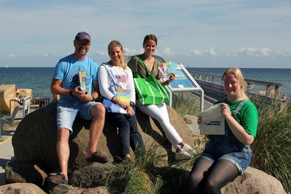 Familie Schwardt (Appartement-Vermietung  Klüver  und  Schwardt), Jacqueline Schumacher (Marketingleiterin Ostseeferienland), Anna  Cohrs (Projektleiterin „Urlaub fürs Meer“, BUND SH) (v. lks.).