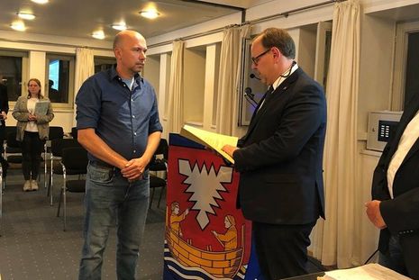 Nach der Vereidigung durch Bürgervorsteher Heinrich Holtfester zum zweiten stellvertretenden Bürgermeister erhielt Jan Gerthenrich (lks.) die Ernennungsurkunde von Bürgermeister Mirko Spieckermann.