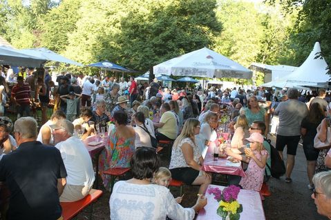 Treffpunkt in der Region. Nicht nur für Gäste, sondern auch für viele Ostholsteinerinnen und Ostholsteiner ist ein Besuch des Klosterfestes Pflicht.