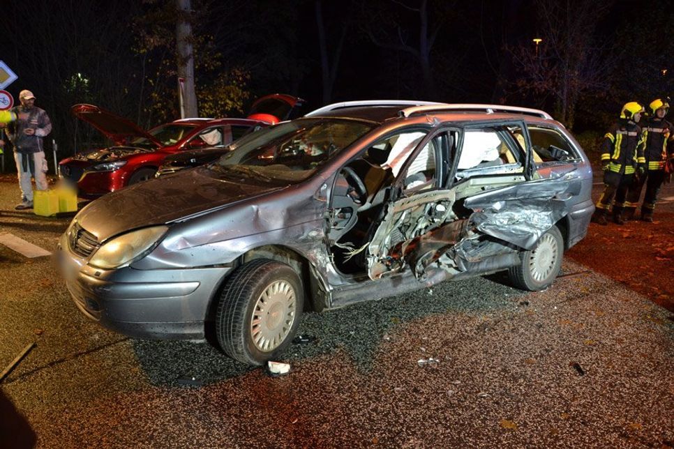 Dieser Citroen wurde durch den Aufprall mit dem Ford Sprinter auf die Seite gekippt und von der Feuerwehr wieder auf die Straße gesetzt. (Foto: René Kleinschmidt)