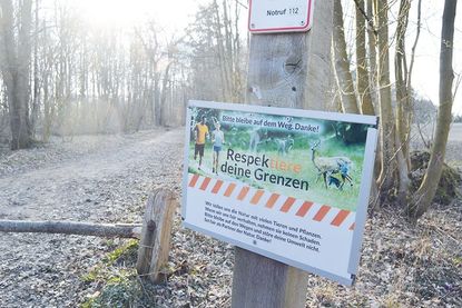So wie hier am Küsterholz, weisen Schilder darauf hin, Rücksicht zu nehmen. „Respektiere Deine Grenzen“, lautet der Aufruf zum Schutz der Natur. Dazu gehört uneingeschränkt auch, Hunde an die Leine zu nehmen.