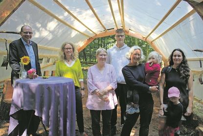 Die Hauptakteure mit Geschäftsführung Kinderschutzbund Martin Liegmann, pädagogische Fachberaterin Kathrin Seehusen, Fachbereichsleitung Kindertagesstätten Marianne Unger, Paul Ahrens, Einrichtungsleiterin Birte Wolter und ein Elternteil (v. lks.) bei der offiziellen Einweihung am Dienstag.