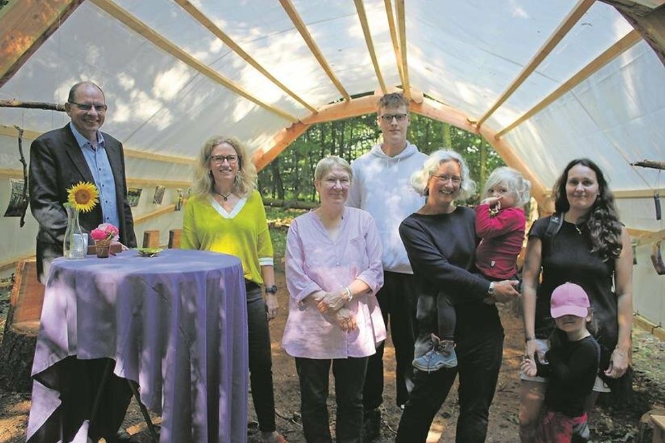 Die Hauptakteure mit Geschäftsführung Kinderschutzbund Martin Liegmann, pädagogische Fachberaterin Kathrin Seehusen, Fachbereichsleitung Kindertagesstätten Marianne Unger, Paul Ahrens, Einrichtungsleiterin Birte Wolter und ein Elternteil (v. lks.) bei der offiziellen Einweihung am Dienstag.