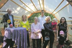 Die Hauptakteure mit Geschäftsführung Kinderschutzbund Martin Liegmann, pädagogische Fachberaterin Kathrin Seehusen, Fachbereichsleitung Kindertagesstätten Marianne Unger, Paul Ahrens, Einrichtungsleiterin Birte Wolter und ein Elternteil (v. lks.) bei der offiziellen Einweihung am Dienstag.