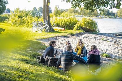 Die Holsteinische Schweiz bietet viele Alternativen, zum Beispiel eine Radtour mit Picknick am See.