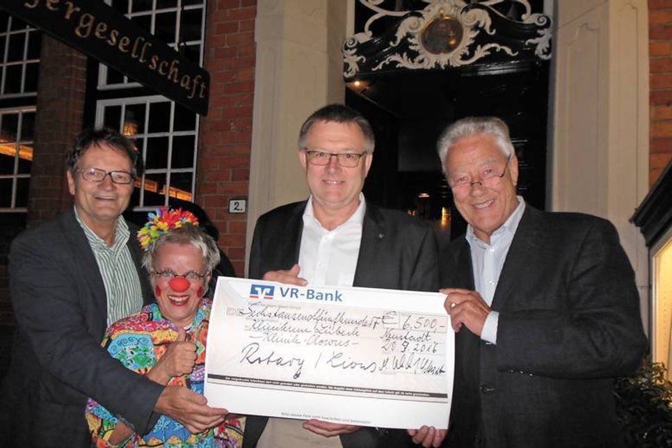 Lübeck/Neustadt. Nachdem im August beim Benefiz-Golfturnier beim Grömitzer Golfclub von Rotary und Lions insgesamt 10.500 Euro zusammengekommen waren (der reporter berichtete), ist nun ein Teil des Geldes an die Klinik-Clowns Lübeck übergeben worden. 6.500 Euro erhält der Verein, der mit den Spenden den Besuch von ausgebildeten Klinik-Clowns an einem Nachmittag pro Woche in der Kinderklinik und der Kinderchirurgie des Universitätsklinikums Schleswig-Holstein, Campus Lübeck ermöglicht. Schirmherr ist der ehemalige Ministerpräsident Björn Engholm (re.). Laut Engholm reiche die Summe aus, um die Clowns vier Monate aktiv zu halten. Bei der Übergabe waren Jörg Schmidt vom Lions Club, ein Clown und Manfred Rohde vom Rotary Club anwesend (v. lks.). (red)