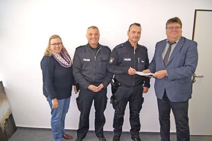 Schulleiter Carsten Ingwertsen-Martensen und Corinna Coplin (Abteilungsleiterin Übergangsmanagement) nach der Vertragsunterzeichnung mit Wolfram Reuter (links) und Alexander Wieser (rechts) vom Polizeirevier Eutin