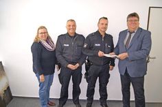 Schulleiter Carsten Ingwertsen-Martensen und Corinna Coplin (Abteilungsleiterin Übergangsmanagement) nach der Vertragsunterzeichnung mit Wolfram Reuter (links) und Alexander Wieser (rechts) vom Polizeirevier Eutin