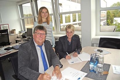 Schulleiter Carsten Ingwertsen-Martensen und Annelies Wiesner vom CJD unterzeichnen den Kooperationsvertrag, im Hintergrund: Respekt Coach Julia Horn