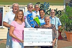 Bettina Zöllner (l.) und Silvia Richter sowie Peter Schultalbers (hinten, v. l.), Ralf Casagrande, Bürgermeister Volker Owerien, Tung Truong und Dorfvorsteher Michael Pätau freuen sich über die Spende in Höhe von 6.025,82 Euro. (Foto: René Kleinschmidt)