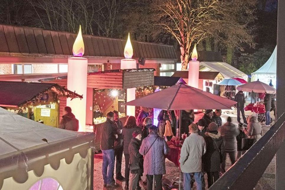 Auf dem Konzertplatz werden leckeres Essen und Getränke bei stimmungsvoller Live-Musik geboten.