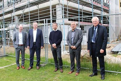 Dr. Wilhelm Plüster, Vorstand Eppendorf AG, Axel Jaeger, Vorstand Eppendorf AG, Dr. Thomas Reimann, Geschäftsführer Eppendorf Polymere GmbH, Jörg Saba, Oberbürgermeister Stadt Oldenburg in Holstein, Reinhard Sager, Landrat Kreis Ostholstein (v.l.n.r.)