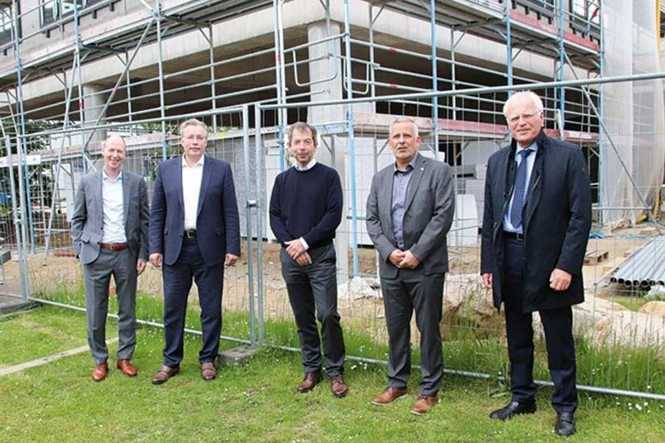 Dr. Wilhelm Plüster, Vorstand Eppendorf AG, Axel Jaeger, Vorstand Eppendorf AG, Dr. Thomas Reimann, Geschäftsführer Eppendorf Polymere GmbH, Jörg Saba, Oberbürgermeister Stadt Oldenburg in Holstein, Reinhard Sager, Landrat Kreis Ostholstein (v.l.n.r.)