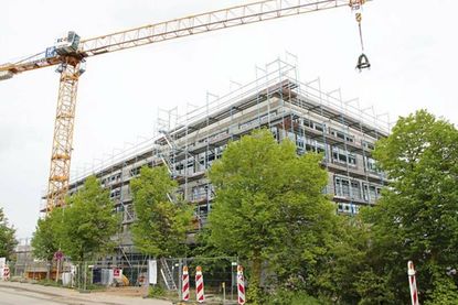 Das Verwaltungsgebäude im Bau.