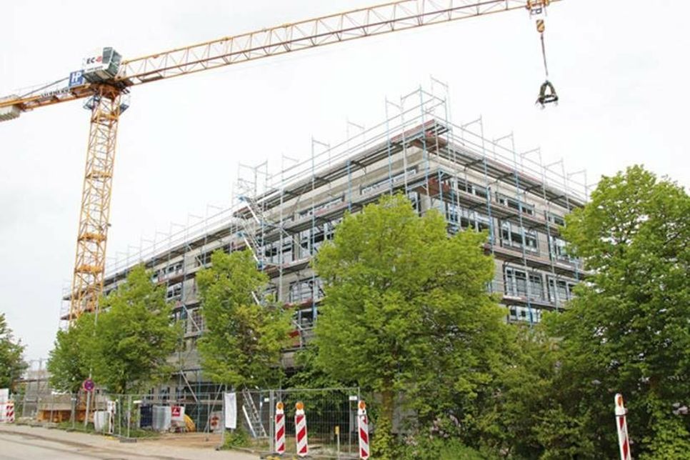 Das Verwaltungsgebäude im Bau.