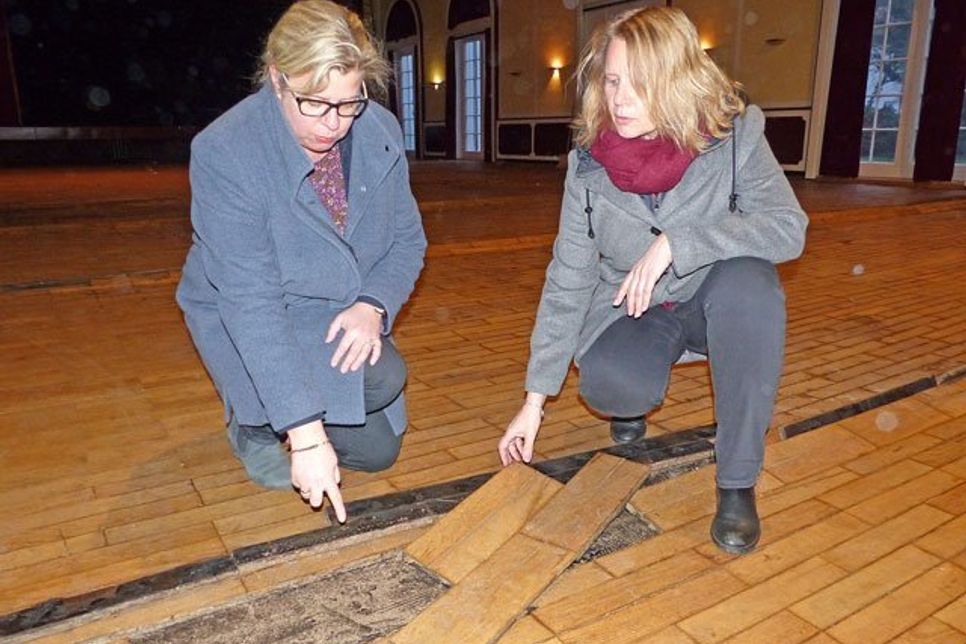 Der Wasserschaden hat das komplette Parkett der Schlossterrassen zerstört – an einigen Stellen wurde das aufgeworfene Holz aufgenommen, um die darunterliegende Bitumenschicht zu prüfen.