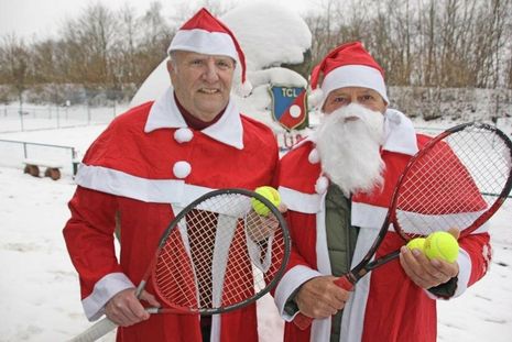 Die Weihnachtsmänner freuten sich auf das Tennis Nordliga Spiel der Herren 55 im Lütjenburger Tennisclub.
