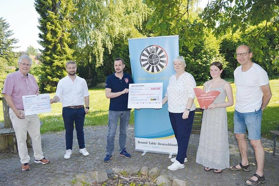Stefan Paetz (v.r.), Schul-Praktikantin Lilly Monitz und Jutta Burchard (alle Kinder auf Schmetterlingsflügeln), Niko Raap, Hinnerk Schulz-Hildebrandt vom Round Table 29 Lübeck und Dr. Kersten Jungk (Regionalmuseum) bei der Scheckübergabe im Garten des Museums in Pönitz.