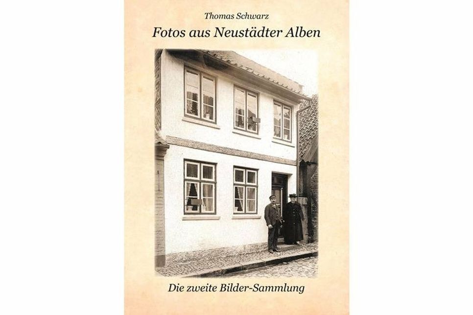 388 Bilder, 41 Postkarten sowie Zeitungsartikel und Werbeanzeigen erinnern an das alte Neustadt.