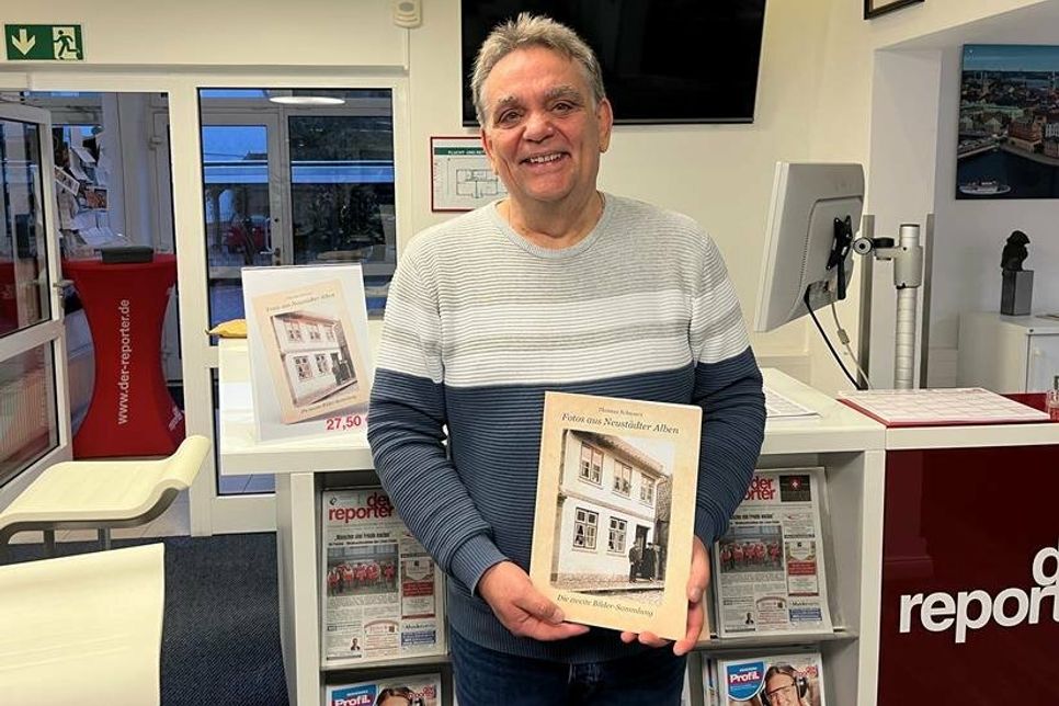 Thomas Schwarz präsentiert sein neues Buch: 388 Bilder, 41 Postkarten sowie Zeitungsartikel und Werbeanzeigen erinnern an das alte Neustadt.