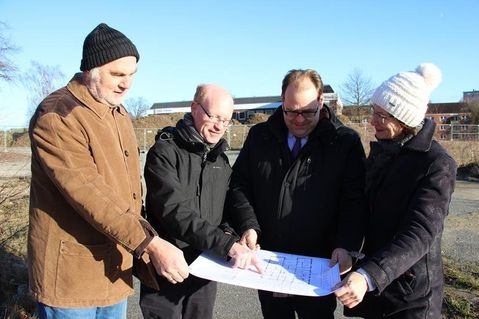 Warfen einen Blick auf die Pläne: Bauausschussvorsitzender Willy Heckel, Gollan-Geschäftsführer Volker Schmidt, Bürgermeister Mirko Spieckermann und Leiterin Stadtbauamt Antje Weise.
