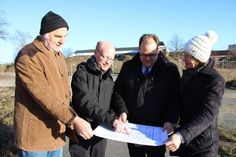 Warfen einen Blick auf die Pläne: Bauausschussvorsitzender Willy Heckel, Gollan-Geschäftsführer Volker Schmidt, Bürgermeister Mirko Spieckermann und Leiterin Stadtbauamt Antje Weise.