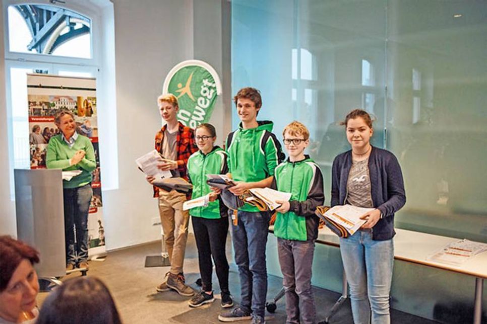 Geschafft: Moritz von Buddenbrock, Laura Redmer, Frederik Kuhnt, Sverre Lamprecht und Paula Hardt (von links) präsentieren ihre Auszeichnungen.