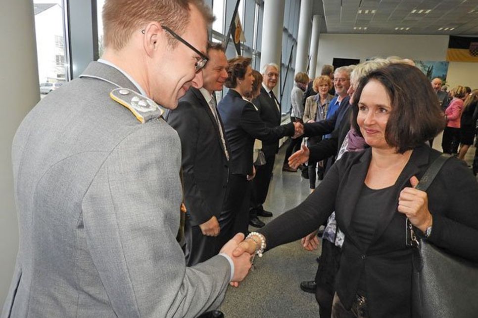 „Hausherr“ Tobias Aust schüttelte viele Hände, hier die von Anja Sierks-Pfaff, Geschäftsführerin der Kulturstiftungen des Kreises.