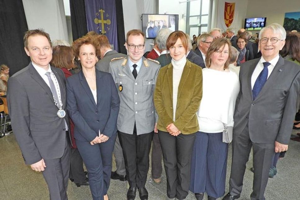 Gemeinsam begrüßten Bürgervorsteher Dieter Holst und Ingrid Holst, Standortkommandeur Tobias Aust und Silke Kleinschmidt sowie Bürgermeister Carsten Behnk und Marina Behnk die EutinerInnen im Speisesaal der Rettbergkaserne.