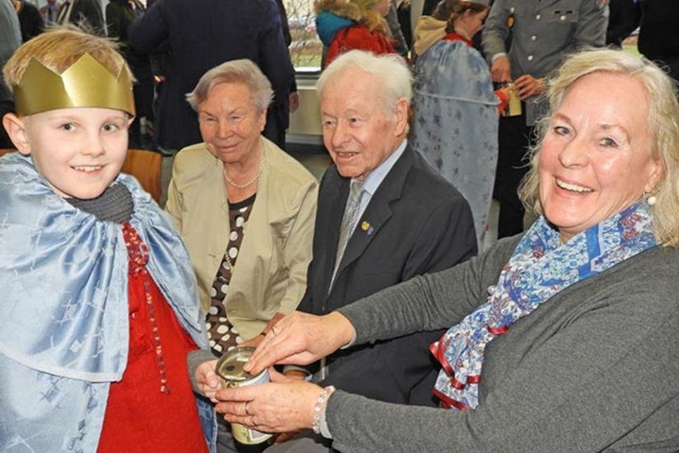 In jedem Fall grenzüberschreitend ist das Engagement der Sternsinger, die Spenden für Kinder in aller Welt sammelten. Wie Irmgard Buddenhagen-Rethwisch, die unter den wohlwollenden Blicken von Gudrun und Günther Kruse Sternsinger Rockas etwas in die Dose steckte, gaben die gut 300 Gäste gern