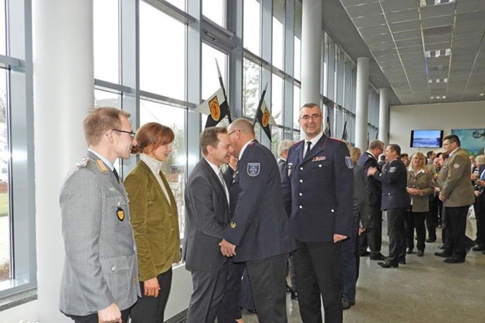 Geht es ums Feuerwehrgerätehaus? Der stellvertretende Gemeindewehrführer Marco Wriedt raunte Bürgermeister Behnk etwas zu, der Eutiner Ortswehrführer Dietrich Asbach war wie alle Gäste gut aufgelegt.