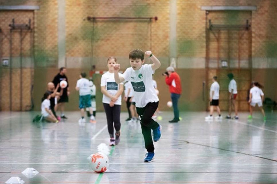 Volltreffer: Fußball macht Spaß und bringt Kinder zusammen.