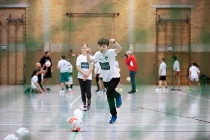 Volltreffer: Fußball macht Spaß und bringt Kinder zusammen.