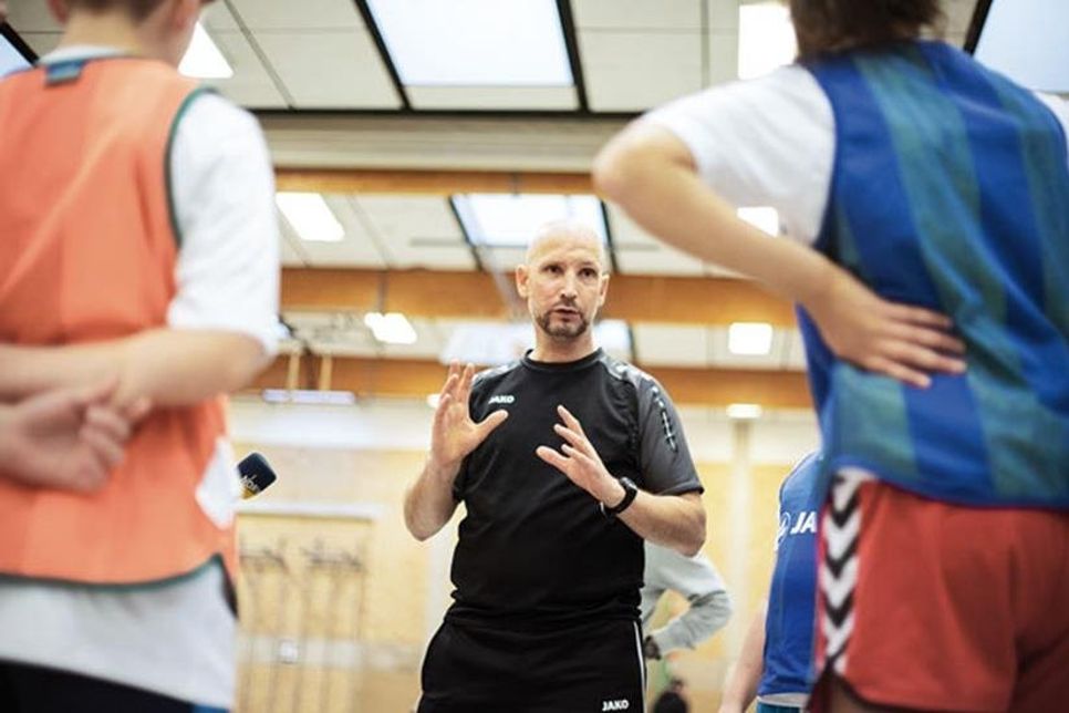 Immer mittendrin: Fußball-Trainer und Happy Kids-Initiator Jochen Bauer.