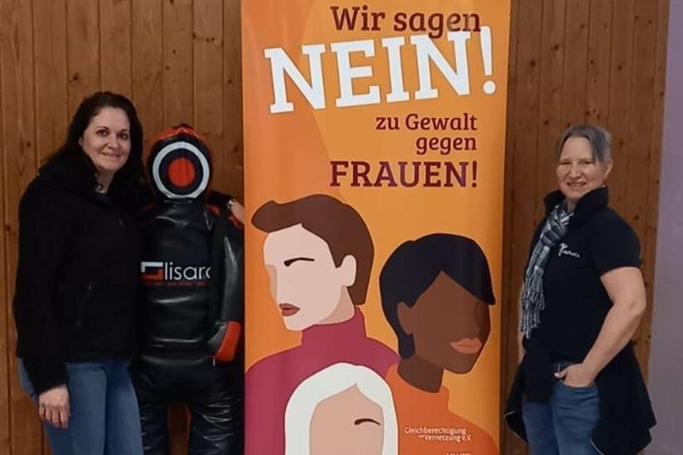 Gleichstellungsbeauftragte Verena Schnitzler und Trainerin Michaela Wagner (v. lks.).