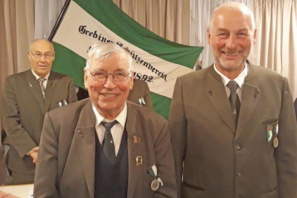 Heinz Ehlers aus Görnitz erhielt das Ehrenzeichen für 60 Jahre Mitgliedschaft. Die Auszeichung übernahm der wiedergewählte 1. Vorsitzende Klaus Steffens (r.).